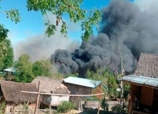 মিয়ানমারের গ্রামে সংঘর্ষের পর আগুন