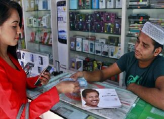 মোবাইল ব্যাংকিং -এ দিনে ২ হাজার কোটি টাকা লেনদেন মোবাইল ব্যাংকিং